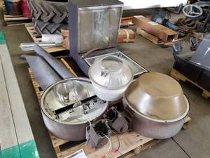 lot 283 image: Lot of (5) CommercialIndustrial Light Fixtures (on pallet)