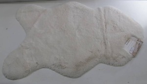 lot 477 image: Mon Chateau Luxury Collection 24 In X 39 In Luxe White Faux Fur Rug