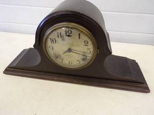 lot 23 image: Vintage Clock