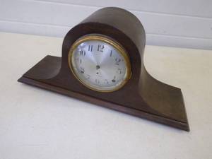 lot 24 image: Vintage Clock