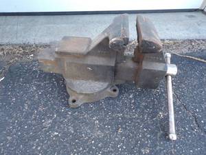 lot 30 image: Bench Vise