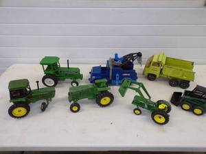 lot 32 image: Lot of Vintage Dicast Tractors and Trucks