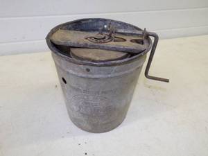 lot 49 image: Vintage Dandy 2qt. Ice Cream Maker