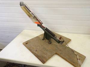 lot 72 image: Clay Pigeon Thrower