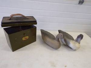 lot 108 image: Queen Revolving seat and Shell Box and 2 Duck Decoys