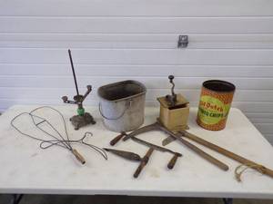 lot 116 image: Lot of Vintage Items