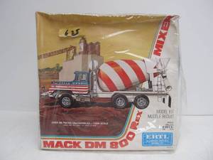 lot 4 image: Vintage ERTL Mack DM 800 Rex Mixer Model Kit