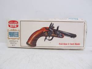 lot 42 image: Vintage Life-Like Privateer Antique Pistol Kit