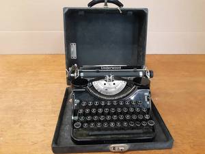 Antique Underwood Portable Typewriter w Case