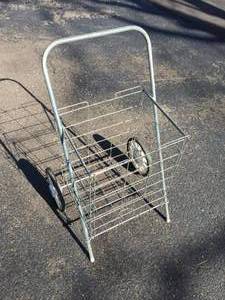 lot 101 image: Metal Folding Grocery Cart