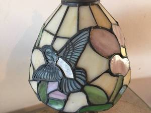 lot 137 image: Stained Glass Hummingbird Table Lamp
