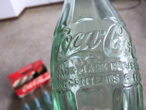 lot 159 image: 8 Vintage Coca-Cola Bottles in Cardboard Carrier