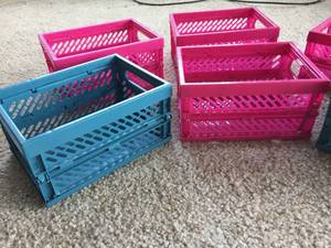 lot 176 image: Foldable Plastic Storage Lot