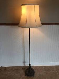 lot 197 image: Vintage Ornate Metal Floor Lamp
