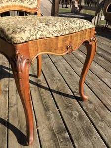 lot 250 image: Vintage Padded Chair