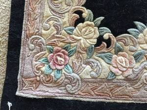 lot 245 image: Decorative Throw Rug With Great Colors