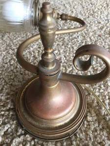 lot 271 image: Vintage Brass Wall Mount Light With Glass Globe