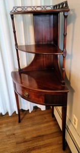 lot 3 image: Vintage Tiered Mahogany Corner Shelf