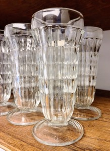 lot 22 image: Vintage Glass Set