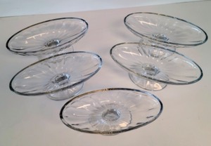 lot 41 image: Sundae Set