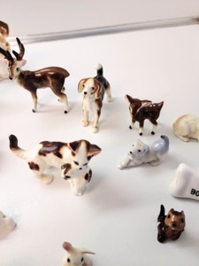 lot 50 image: Adorable Tiny Vintage Figurines