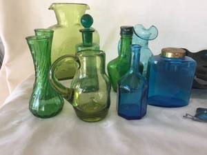 lot 305 image: Fun Vintage Green and Blue Glass Items