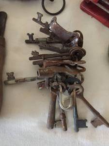 lot 370 image: Vintage and Primitive Metal Items including Skeleton Keys