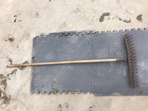 lot 37 image: Antique bunker rake