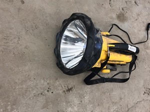lot 4 image: 15 million candle power spotlight with car adapter