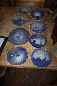 Lot of (8) Blue Collectors Plates - James Cook Hawaii 1778, In Congress July 4 1776, Moon 1969, Epluribus Unem, Montreal 1976, Munchen 1972, Olympiade