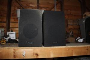 Lot of (2) Panasonic Stereo Bookshelf Speakers SB-D160  8-12Wx 5-12Dx13-12H