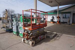 lot 13 image: Sky Jack Model SJIII 3219 Scissors Lift
