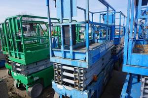 lot 6 image: Genie GS - 2632 Electric Scissors Lift