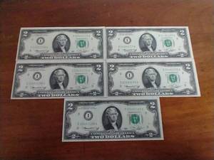 lot 373 image: 5 Uncirculated Sequential Bicentennial $2 Bills