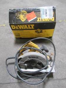 lot 2 image: Dewalt 15 Amp 7-14 in. Lightweight Circular Saw, DWE575 - Used.