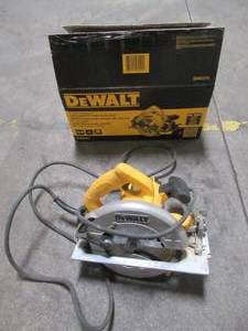lot 3 image: Dewalt 15 Amp 7-14 in. Lightweight Circular Saw, DWE575 - Used.