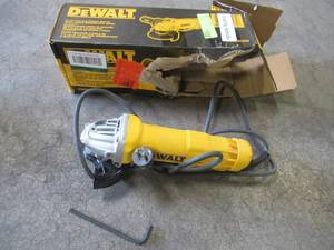 lot 6 image: Dewalt 11 Amp 4-12 in. Angle Grinder, DWE402W - Used - Missing Handle.