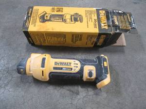 lot 10 image: Dewalt 20-Volt Max Lithium-Ion Cordless Drywall Cut-Out Tool (Tool-Only), DCS551B - USED - Missing Depth Guide.