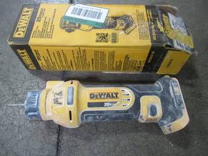 lot 12 image: Dewalt 20-Volt Max Lithium-Ion Cordless Drywall Cut-Out Tool (Tool-Only), DCS551B - USED - Missing Depth Guide.