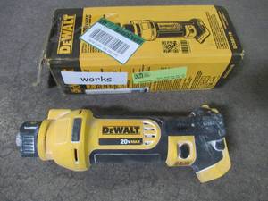 lot 15 image: Dewalt 20-Volt Max Lithium-Ion Cordless Drywall Cut-Out Tool (Tool-Only), DCS551B - USED - Missing Depth Guide.