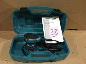 3 Amp 5 in. Corded Palm Grip Random Orbital Sander with Dust Bag, Hard Case by Makita Customer Returns See Pictures&nbsp