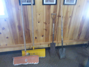 lot 25 image: 4 Shovels