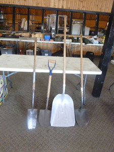 lot 50 image: 4 Shovels