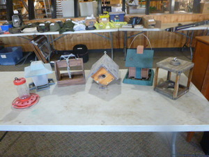 lot 64 image: Bird Houses
