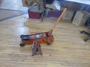 lot 107 image: 2 14 Ton Jack