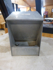 lot 110 image: Dog Feeder