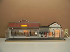 lot 10 image: LIGHTED DISPLAY CASE (FOR 124 SCALE) CHARLIES - TEXACO COLLECTOR CASE -  AWESOME PIECE - APPROX 36L 13H 7.5D - SEE PICTURES