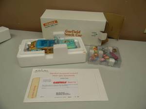 lot 12 image: DANBURY MINT GARFIELD DIE CAST BEACH CAR - 1948 CHRYSLER - NEW IN BOX - THIS IS A  AWESOME PIECE - NEVER OUT OF THE BOX - SEE PICTURES