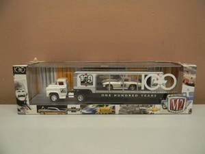 lot 22 image: M2 MACHINES 100 YEARS OF CHEVROLET 1959 VIKING LCF & 1966 CORVETTE - TRAILER - VERY COOL PIECE - SEE PICTURES