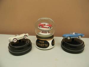 lot 35 image: WESTLAND 1958 CORVETTE MUSICAL SNOW GLOBE & 2 ENESCO CORVETTE MUSICAL ROTATING PLAYERS - 1953 & 1965 - ALL WORK AND ARE IN NICE CONDITION - SEE PICTURES